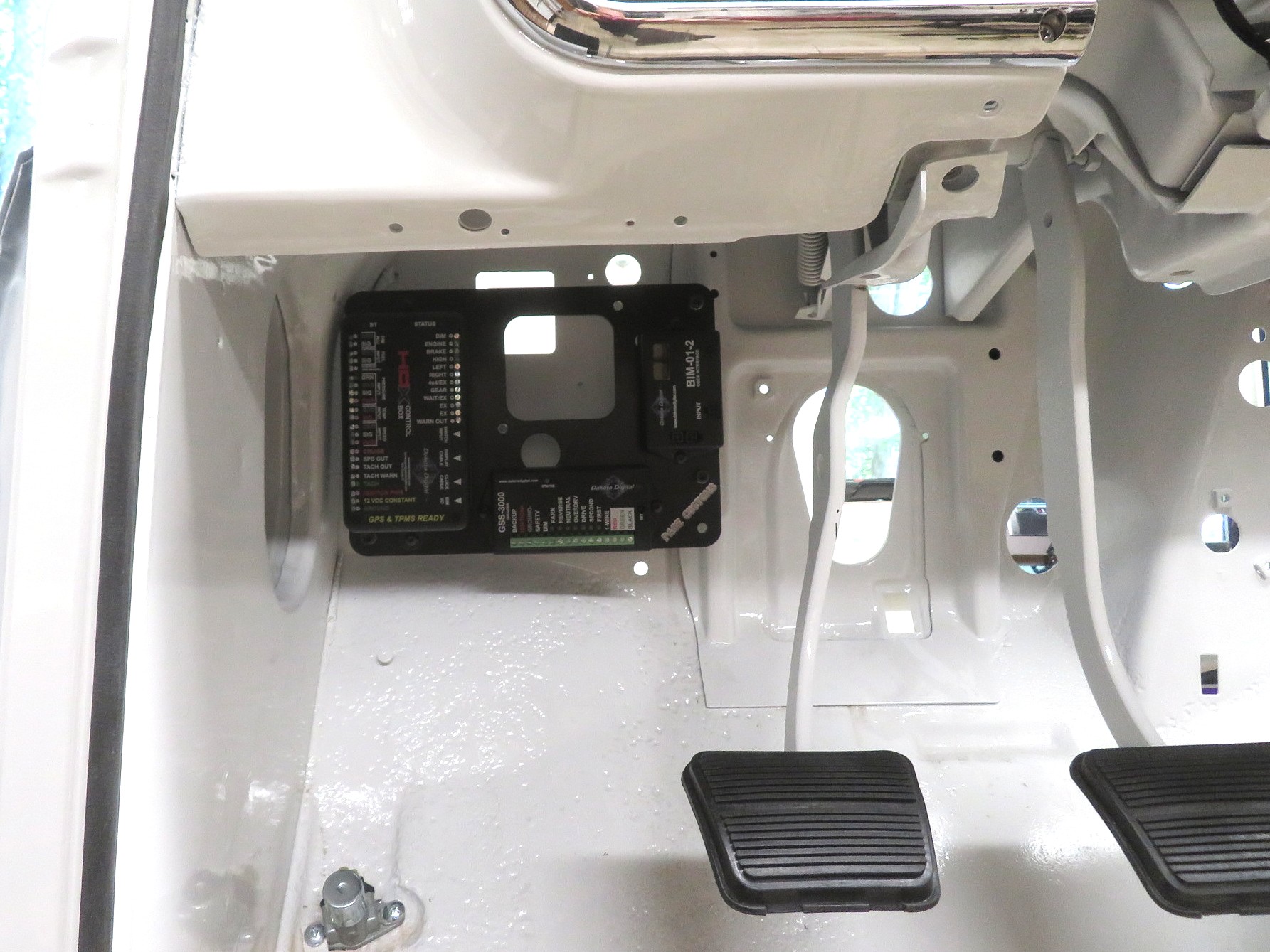 MOUNTING PLATE FOR DAKOTA DIGITAL AND FUSE BOX - Image 2